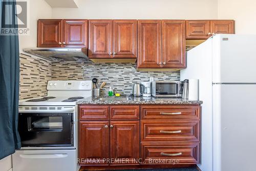 4511 Queen Street, Niagara Falls, ON - Indoor Photo Showing Kitchen