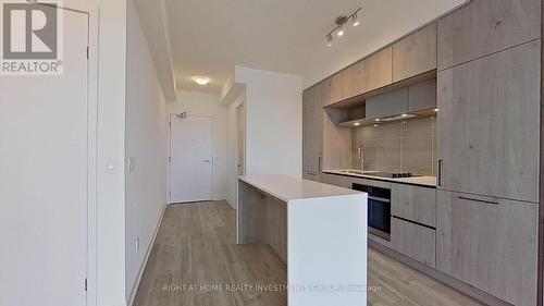 833 - 2 David Eyer Road, Richmond Hill, ON - Indoor Photo Showing Kitchen