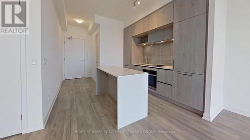 833 - 2 David Eyer Road, Richmond Hill, ON - Indoor Photo Showing Kitchen