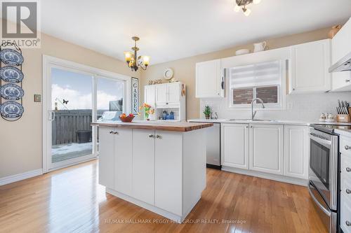 66 Lion'S Gate Boulevard, Barrie, ON - Indoor Photo Showing Kitchen With Upgraded Kitchen
