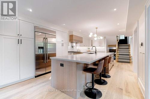 939 Teal Drive, Burlington (Lasalle), ON - Indoor Photo Showing Kitchen With Upgraded Kitchen