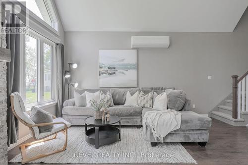 128 Wakeford Road, Kawartha Lakes, ON - Indoor Photo Showing Living Room
