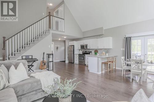 128 Wakeford Road, Kawartha Lakes, ON - Indoor Photo Showing Living Room