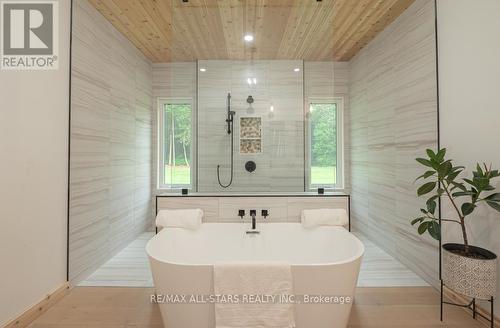 228 Riverside Drive, Kawartha Lakes, ON - Indoor Photo Showing Bathroom