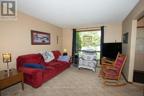 25 Orchard Drive, Kawartha Lakes, ON - Indoor Photo Showing Living Room