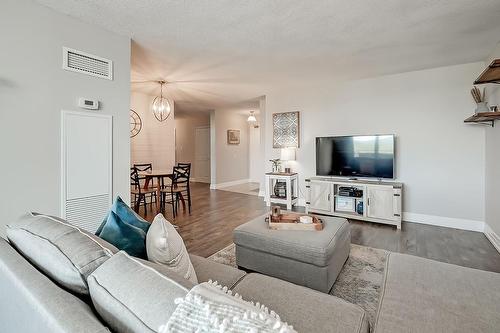 1425 Ghent Avenue|Unit #901, Burlington, ON - Indoor Photo Showing Living Room