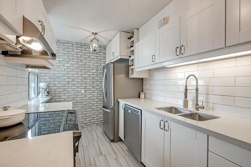 1425 Ghent Avenue|Unit #901, Burlington, ON - Indoor Photo Showing Kitchen With Double Sink With Upgraded Kitchen