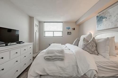 1425 Ghent Avenue|Unit #901, Burlington, ON - Indoor Photo Showing Bedroom