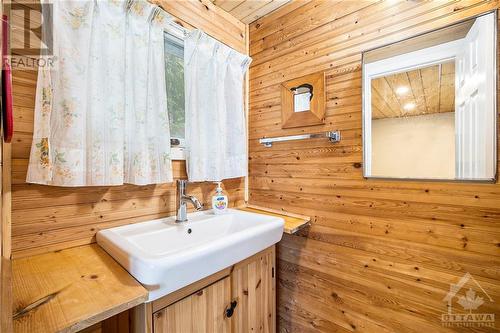 6 Peace Lane, Westport, ON - Indoor Photo Showing Bathroom
