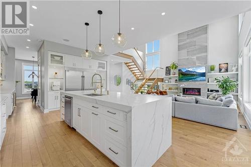 536 Leimerk Court, Manotick, ON - Indoor Photo Showing Kitchen With Upgraded Kitchen