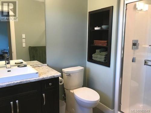 137 2077 20Th St, Courtenay, BC - Indoor Photo Showing Bathroom