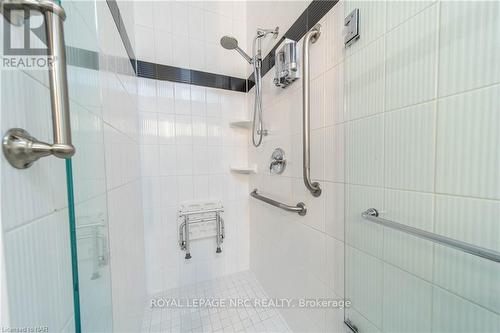 107 - 8111 Forest Glen Drive, Niagara Falls, ON - Indoor Photo Showing Bathroom