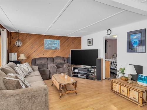 5836 33 Highway, Beaverdell, BC - Indoor Photo Showing Living Room