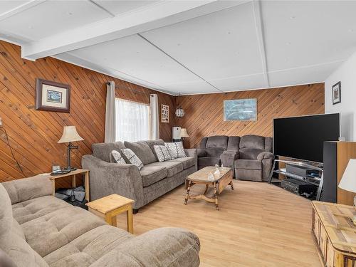 5836 33 Highway, Beaverdell, BC - Indoor Photo Showing Living Room With Fireplace