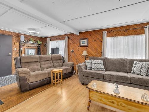 5836 33 Highway, Beaverdell, BC - Indoor Photo Showing Living Room