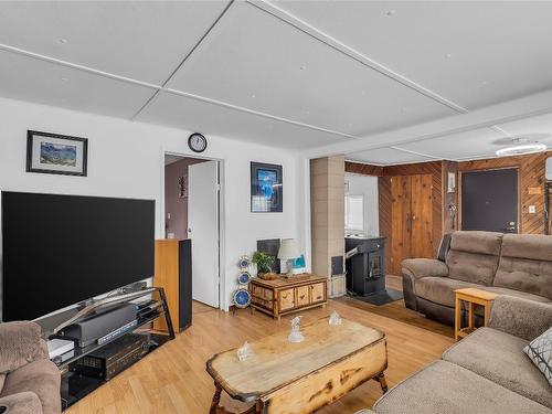 5836 33 Highway, Beaverdell, BC - Indoor Photo Showing Living Room