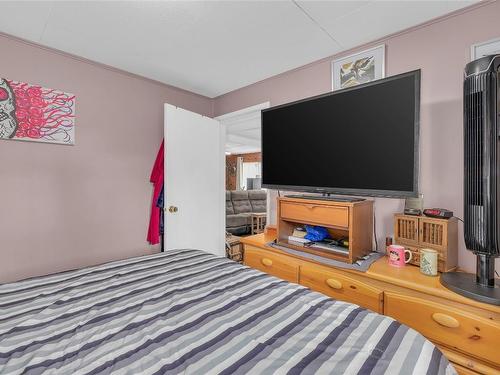 5836 33 Highway, Beaverdell, BC - Indoor Photo Showing Bedroom