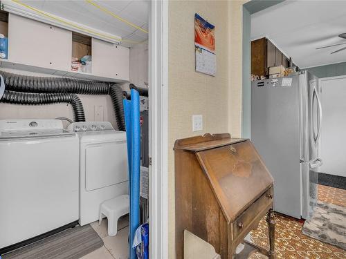 5836 33 Highway, Beaverdell, BC - Indoor Photo Showing Laundry Room