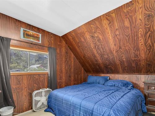 5836 33 Highway, Beaverdell, BC - Indoor Photo Showing Bedroom