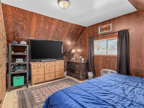 5836 33 Highway, Beaverdell, BC - Indoor Photo Showing Bedroom