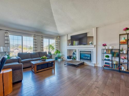 2089 Bowron Street, Kelowna, BC - Indoor Photo Showing Living Room With Fireplace