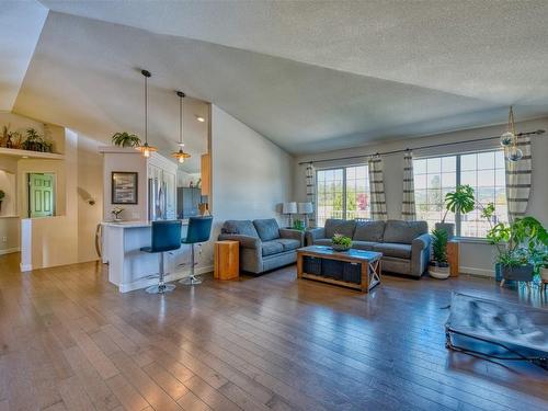 2089 Bowron Street, Kelowna, BC - Indoor Photo Showing Living Room