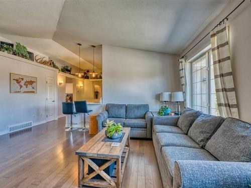 2089 Bowron Street, Kelowna, BC - Indoor Photo Showing Living Room