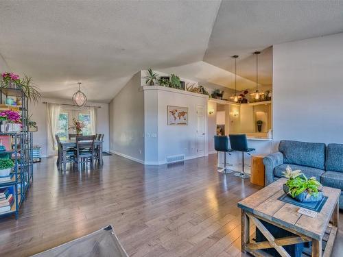 2089 Bowron Street, Kelowna, BC - Indoor Photo Showing Living Room