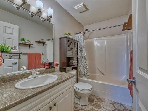 2089 Bowron Street, Kelowna, BC - Indoor Photo Showing Bathroom