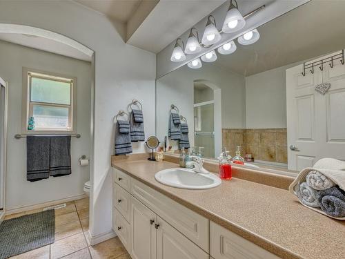 2089 Bowron Street, Kelowna, BC - Indoor Photo Showing Bathroom