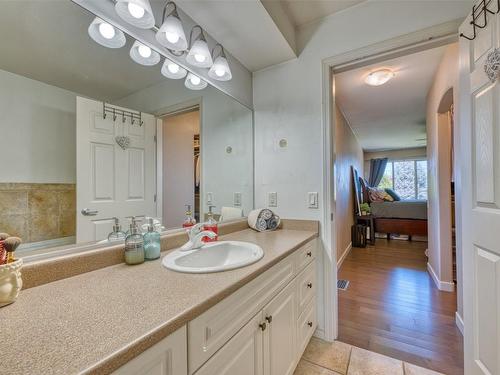 2089 Bowron Street, Kelowna, BC - Indoor Photo Showing Bathroom