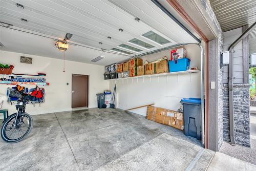 14-2161 Upper Sundance Drive, West Kelowna, BC - Indoor Photo Showing Garage