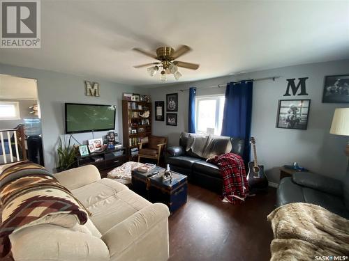 Pt Of Sw 23-28-21 W3, Kindersley Rm No. 290, SK - Indoor Photo Showing Living Room