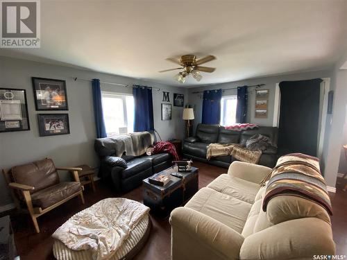 Pt Of Sw 23-28-21 W3, Kindersley Rm No. 290, SK - Indoor Photo Showing Living Room