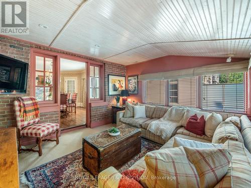 Upper - 79 Farnham Avenue, Toronto, ON - Indoor Photo Showing Living Room