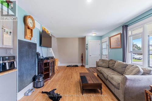 45 Diver Belt Drive, Prince Edward County, ON - Indoor Photo Showing Living Room
