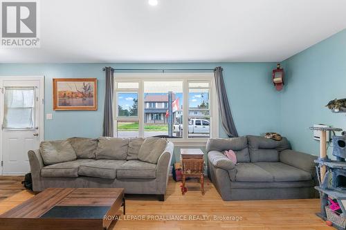 45 Diver Belt Drive, Prince Edward County, ON - Indoor Photo Showing Living Room