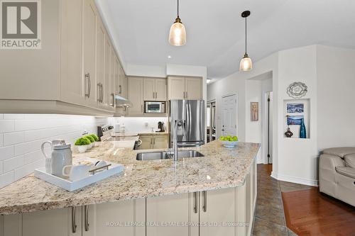 3357 Hayhurst Crescent, Oakville, ON - Indoor Photo Showing Kitchen With Double Sink With Upgraded Kitchen