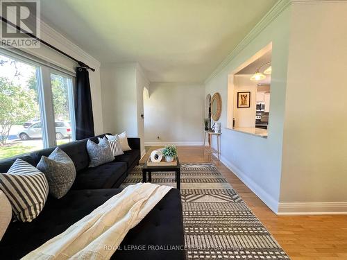 276 Herchimer Avenue, Belleville, ON - Indoor Photo Showing Living Room