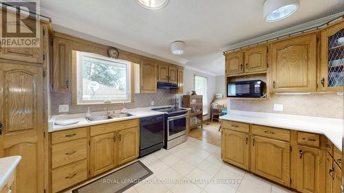 4616 Hwy 89 Road, Innisfil, ON - Indoor Photo Showing Kitchen With Double Sink
