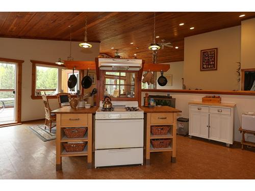 9250 Pretty Road, Cranbrook, BC - Indoor Photo Showing Kitchen