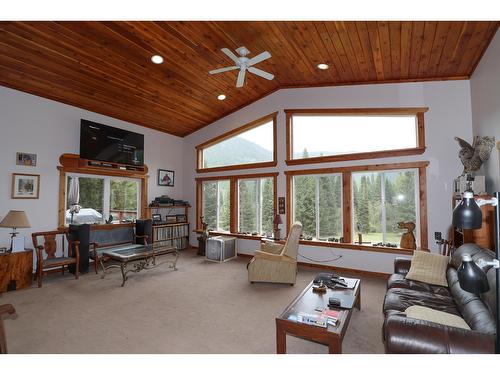 9250 Pretty Road, Cranbrook, BC - Indoor Photo Showing Living Room