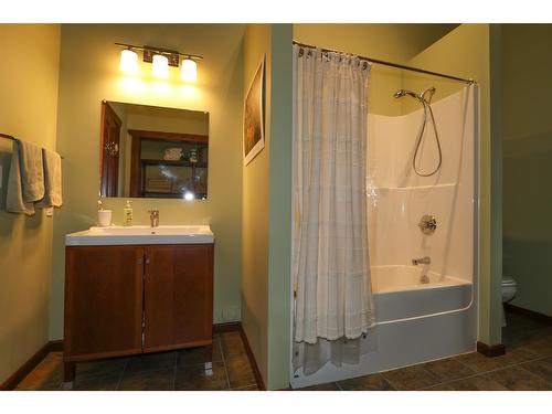 9250 Pretty Road, Cranbrook, BC - Indoor Photo Showing Bathroom