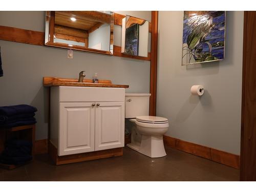 9250 Pretty Road, Cranbrook, BC - Indoor Photo Showing Bathroom