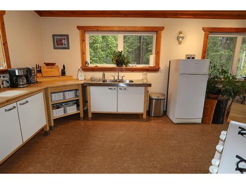 9250 Pretty Road, Cranbrook, BC - Indoor Photo Showing Kitchen