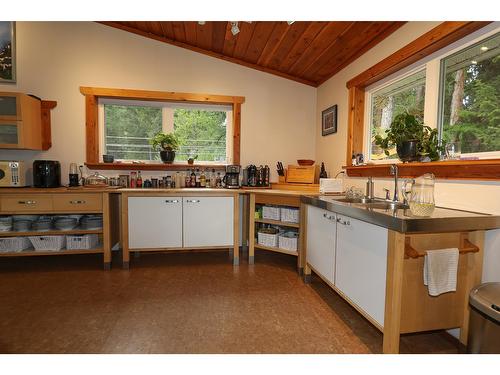 9250 Pretty Road, Cranbrook, BC - Indoor Photo Showing Kitchen With Double Sink