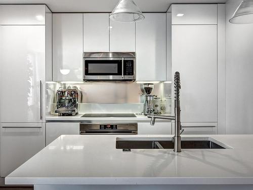 Cuisine - B301-2301 Rue St-Patrick, Montréal (Le Sud-Ouest), QC - Indoor Photo Showing Kitchen With Double Sink