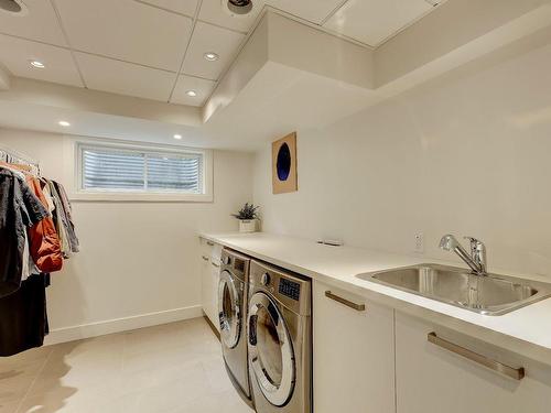 Bathroom - 20 Boul. Des Hauts-Bois, Sainte-Julie, QC - Indoor Photo Showing Laundry Room