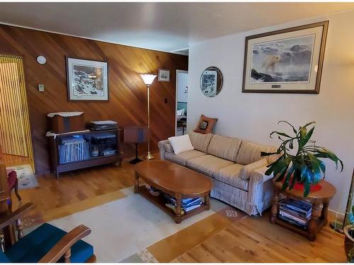 1150 Discovery Cres, Tahsis, BC - Indoor Photo Showing Living Room