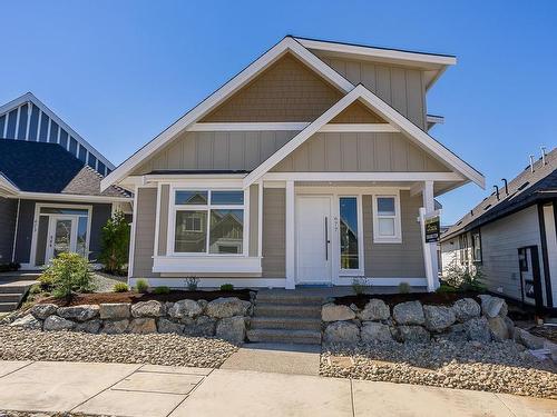 677 Briarwood Dr, Parksville, BC - Outdoor With Facade